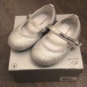 Baby girl- Stuart Weitzman silver shoe sz 4